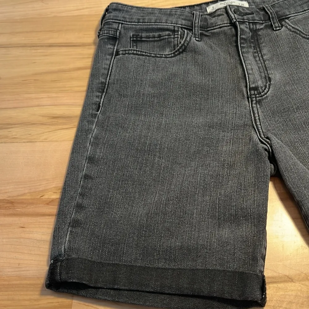 Abercrombie & Fitch Light Black Jean Shorts - Size 28 - Image 10