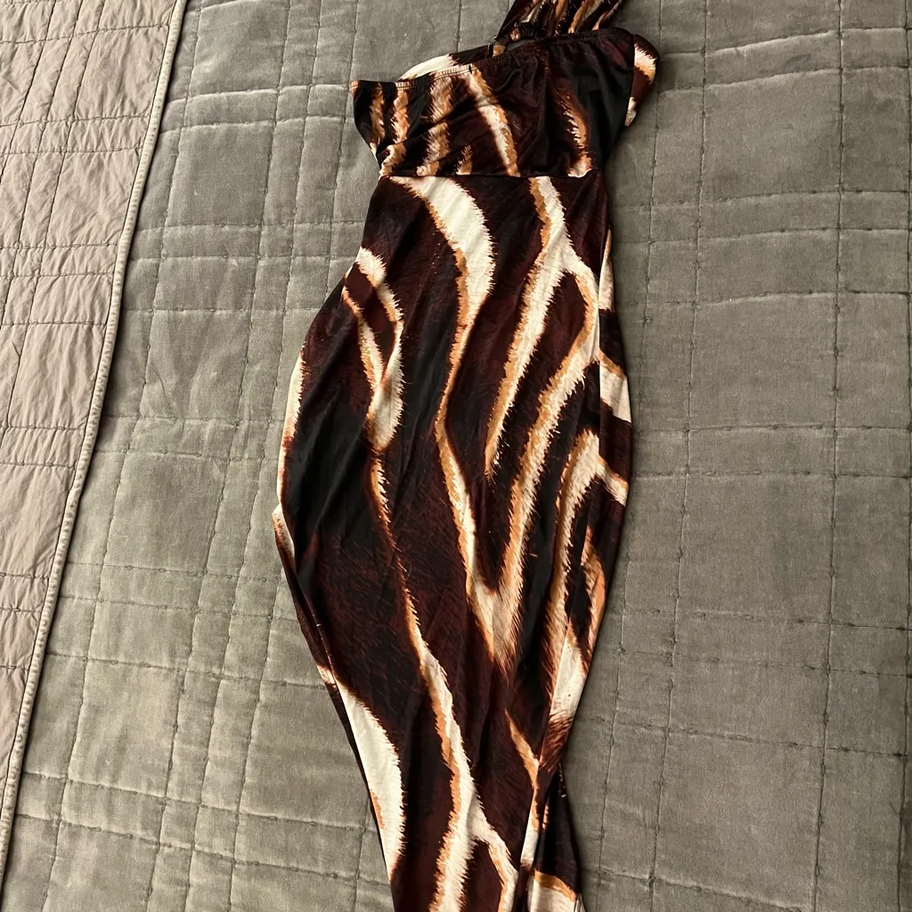 Womens ‘prettylittlething’ brand cut out dress - Image 3