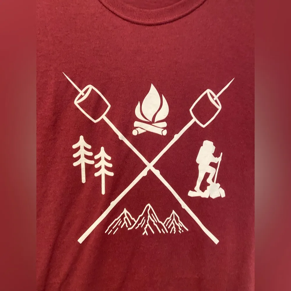 NWOT Jerzees Size M Burgundy Tee Shirt Camp Hike S’mores Mountain Outdoor Print - Image 5