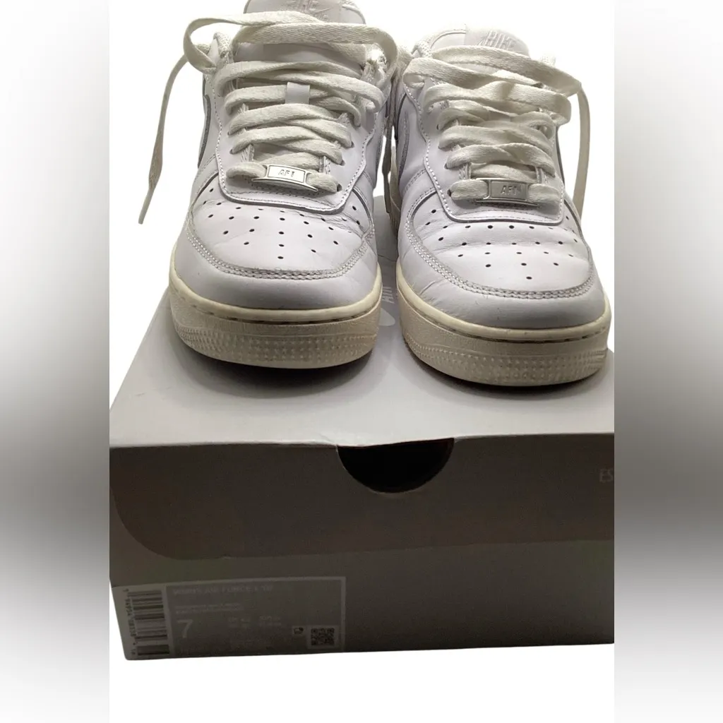 Air Force 1. Women size 7. Check Description. - Image 5