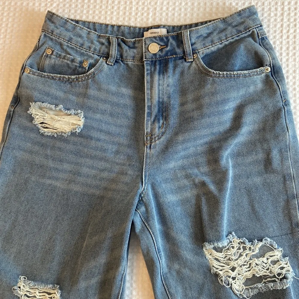 FOREVER 21 Jeans Size 30/10 Highrise Distressed Straight Leg Boyfriend Relaxed - Image 2