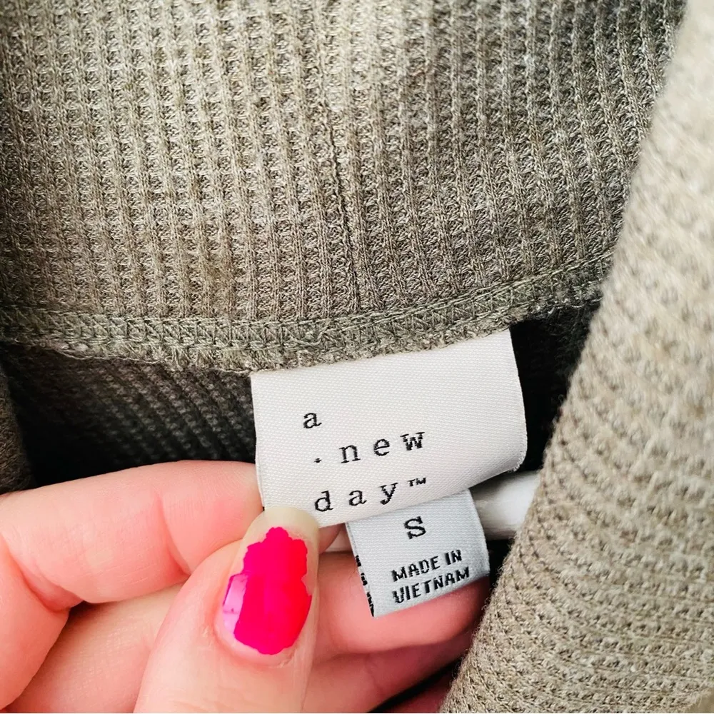 a new day Cowl Neck Waffle Knit Long Sleeve Top Green Sz Small - Image 4