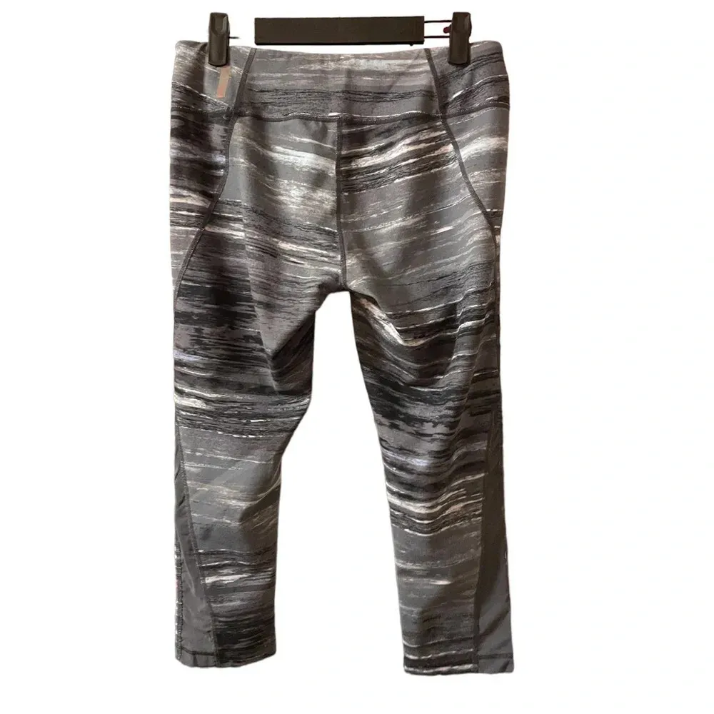 ZELLA GRAY PATTERNED CROPPED ACTIVE LEGGINGS - Image 2