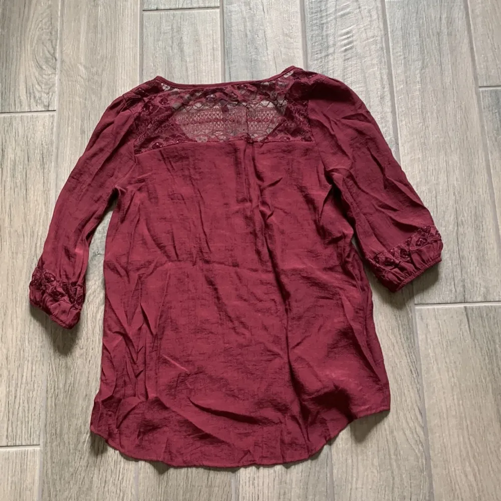 Full tilt burgundy button front top - Image 5