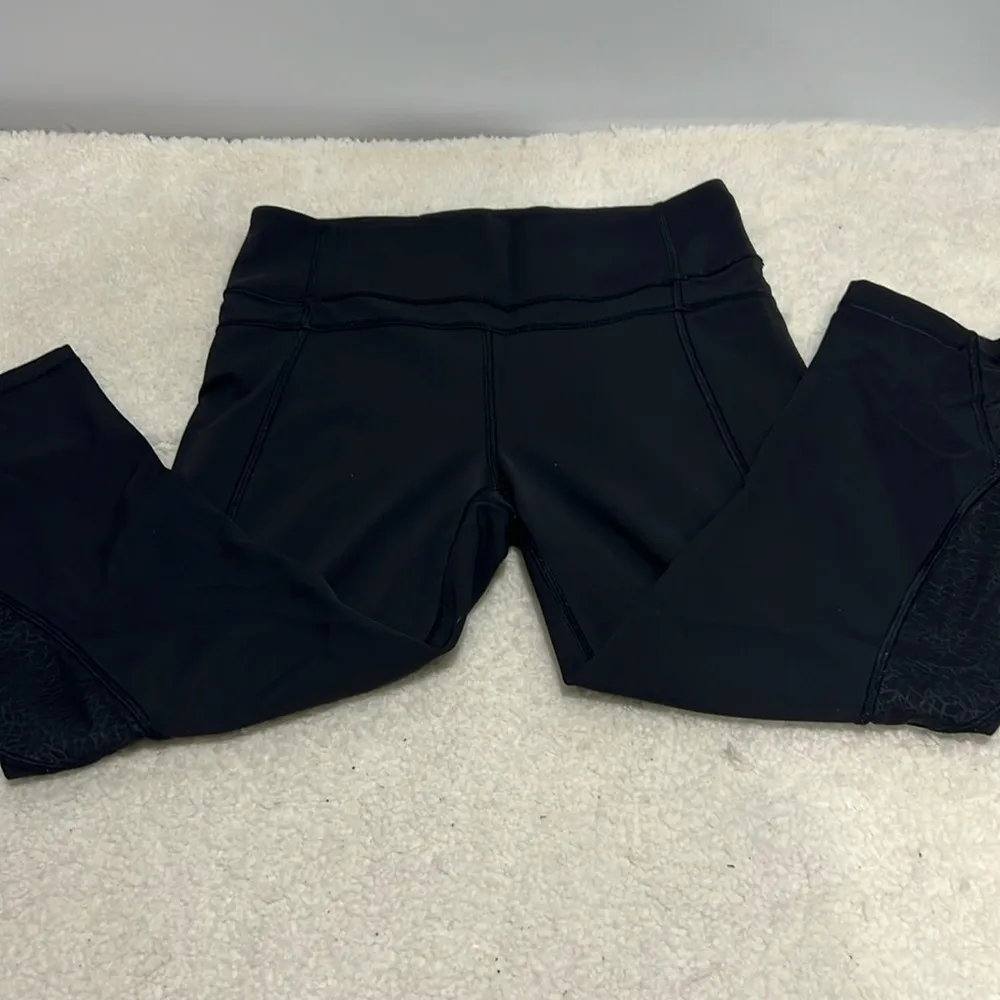 Lululemon Black Twist and Train Crop Leggings w/Lace Detail Women's Size 6 - Image 2