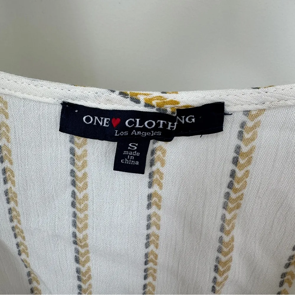 One Clothing White and Gold Button Front Peplum Blouse Size Small - Image 9