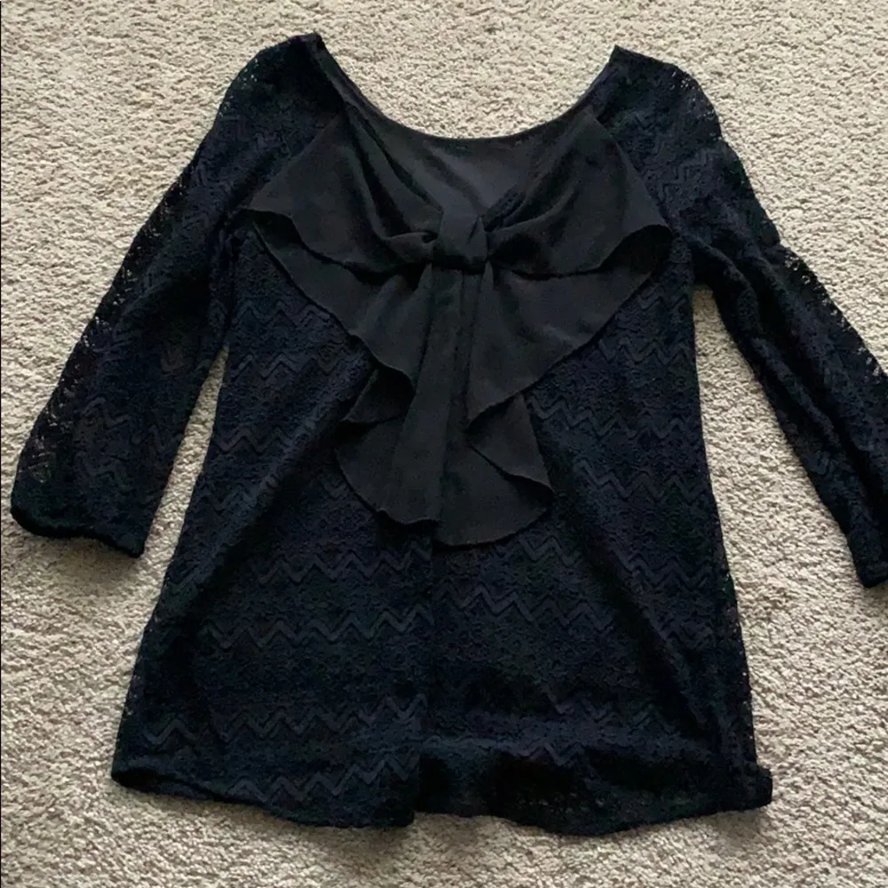Black 3/4 length top with bow back Size M - Image 2