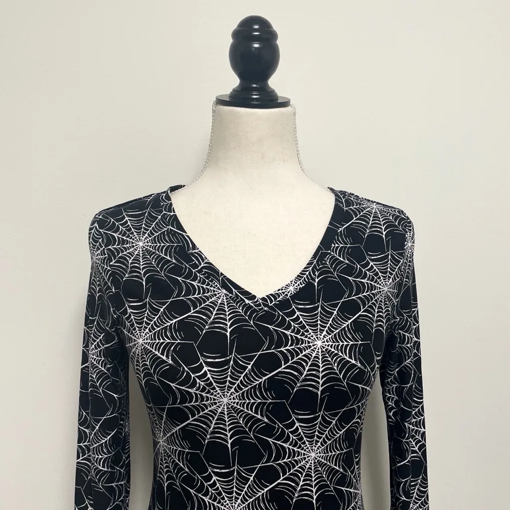 No Boundaries Halloween Spider Web V Neck Top Long Sleeves Stretch EUC - Image 3