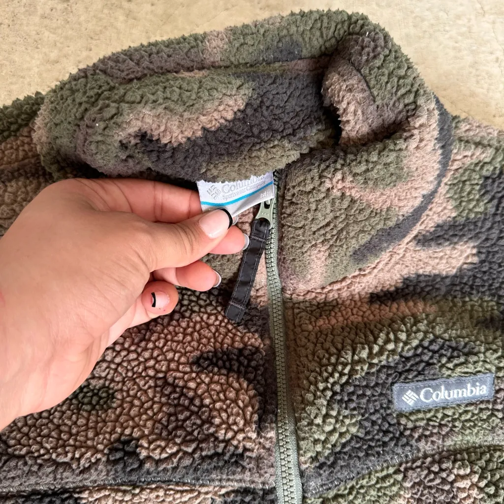 Columbia Unisex camo army print  zip up sweater size medium - Image 4