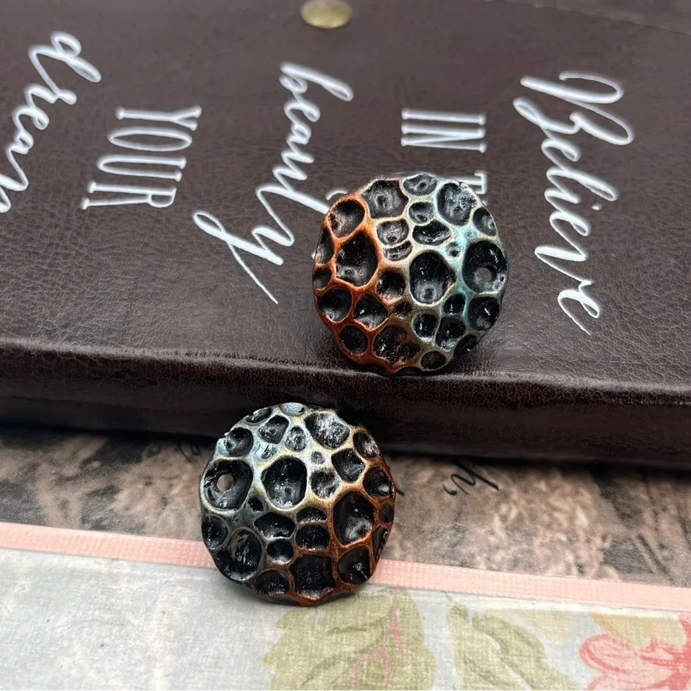 1980s Honeycomb Textured Resin Clip - Image 6