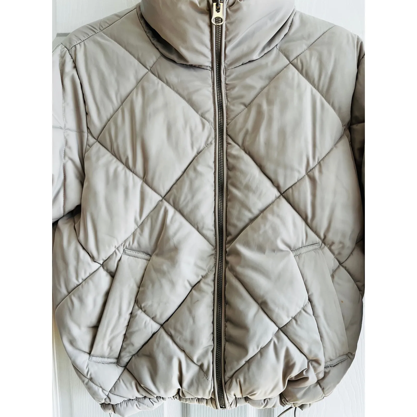 Quilted Puffer Jacket Beige Mock Neck Full Zip Drawstring Hem Women XS-S - Image 4
