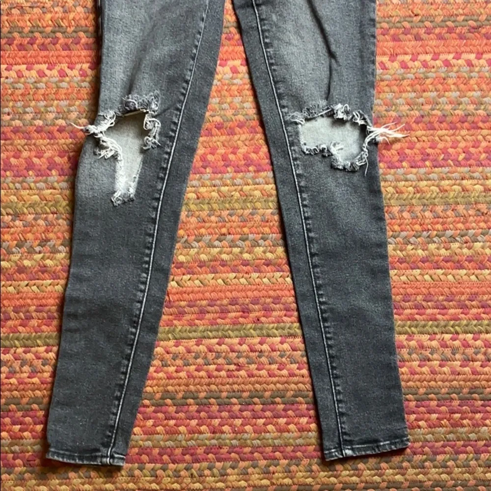 LEVIS 711 GREY RIPPED KNEE SKINNY JEANS - Image 5