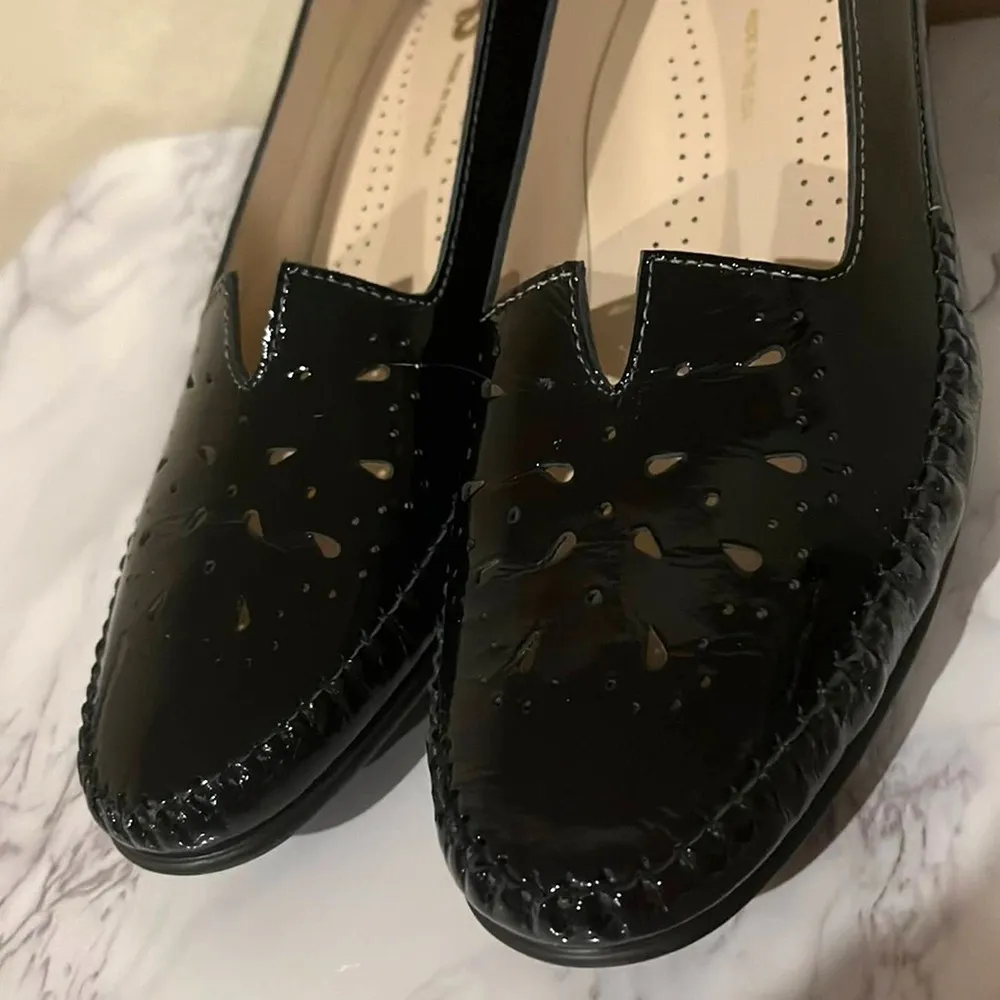 SAS Sonyo Slip On Heel 7.5 N Black Patent Leather Cut Out Shoes Career Mature - Image 3
