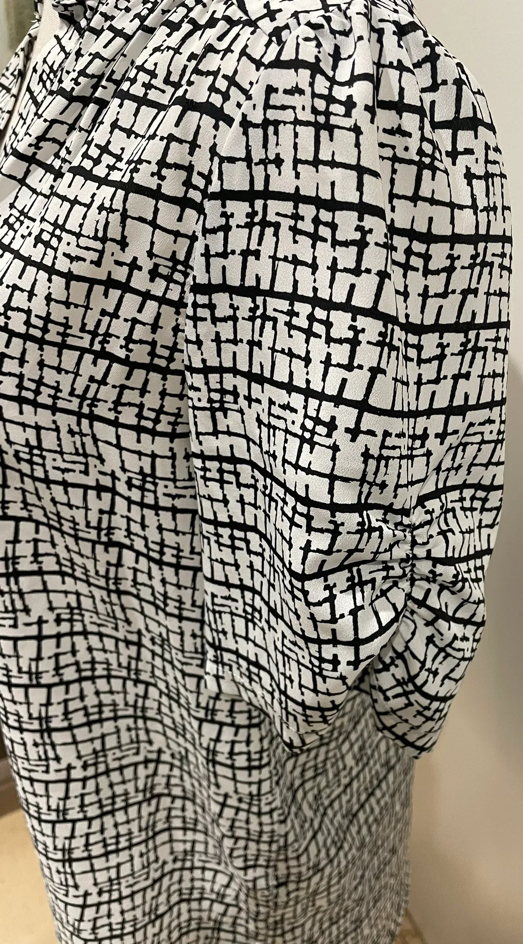 Black & White short sleeve blouse Size L - Image 3