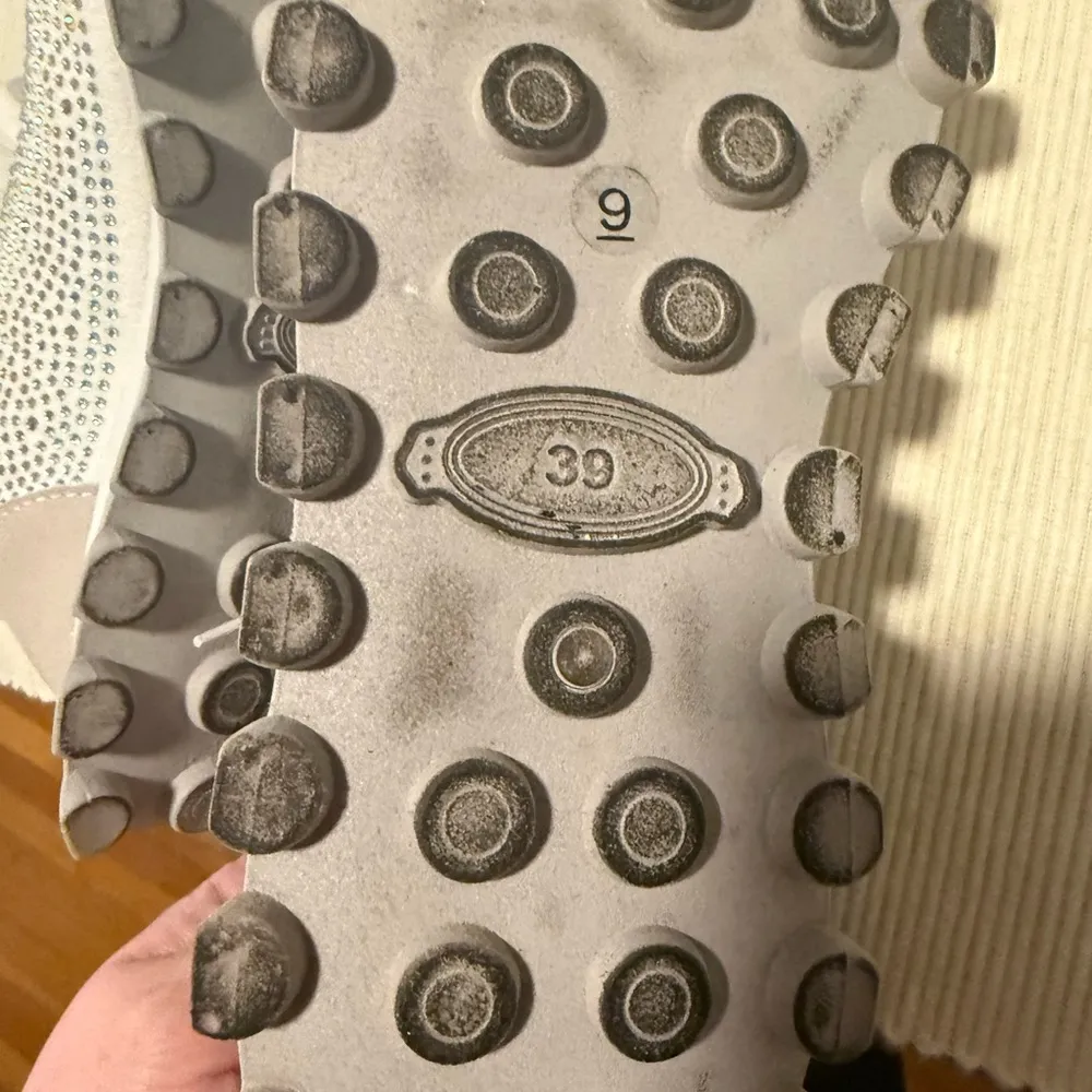 Yoki White Sparkling Sneakers with Textured Design - Image 10