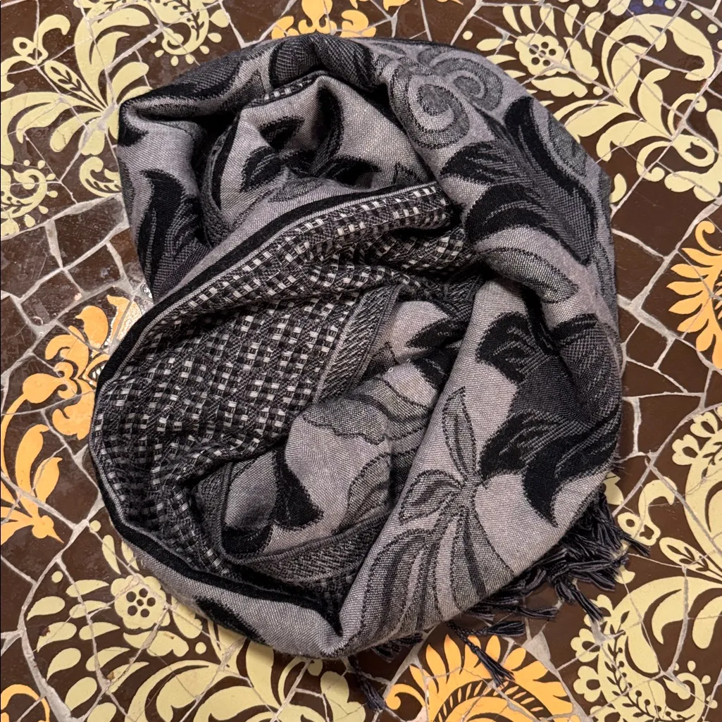 Elegant Black and Gray Floral Scarf Size L - Image 5