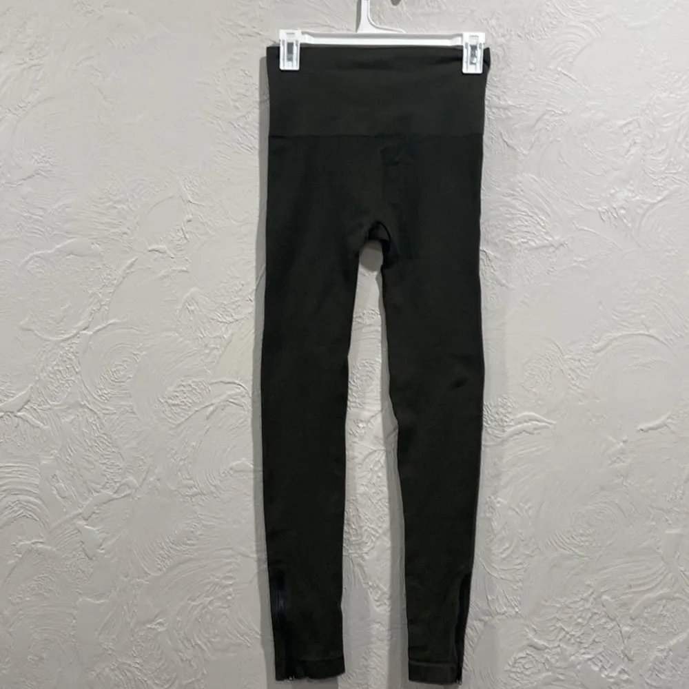 Spanx  Olive Green Seamless Shaping Ankle Zip Legging Size Medium - Image 5