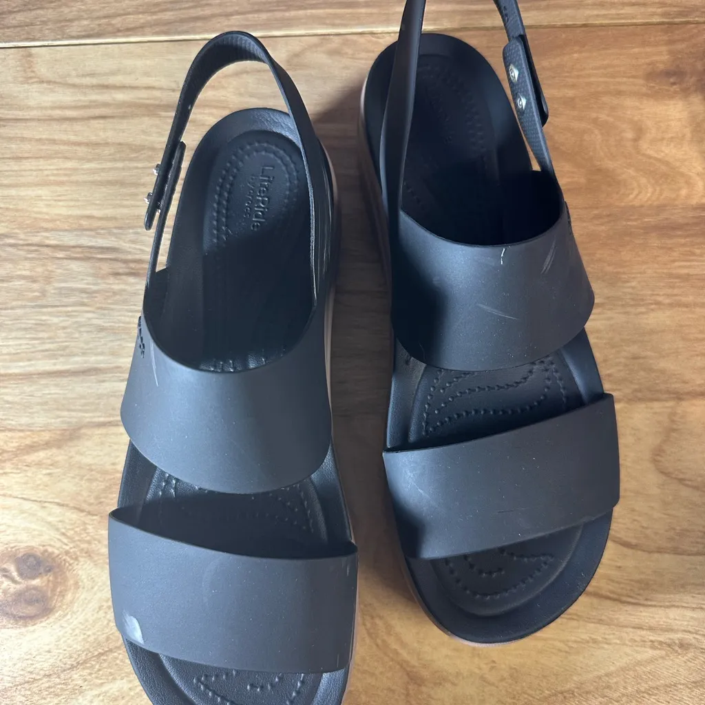 CROCS Black and Tan Platform Sandals - Image 8