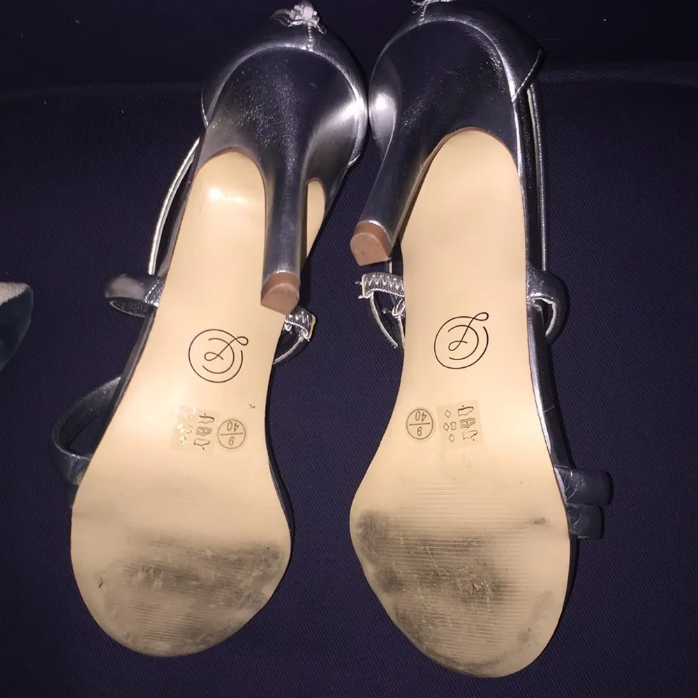 CHINESE LAUNDRY beautiful silver metallic strappy high heels size 9 zipper back - Image 11