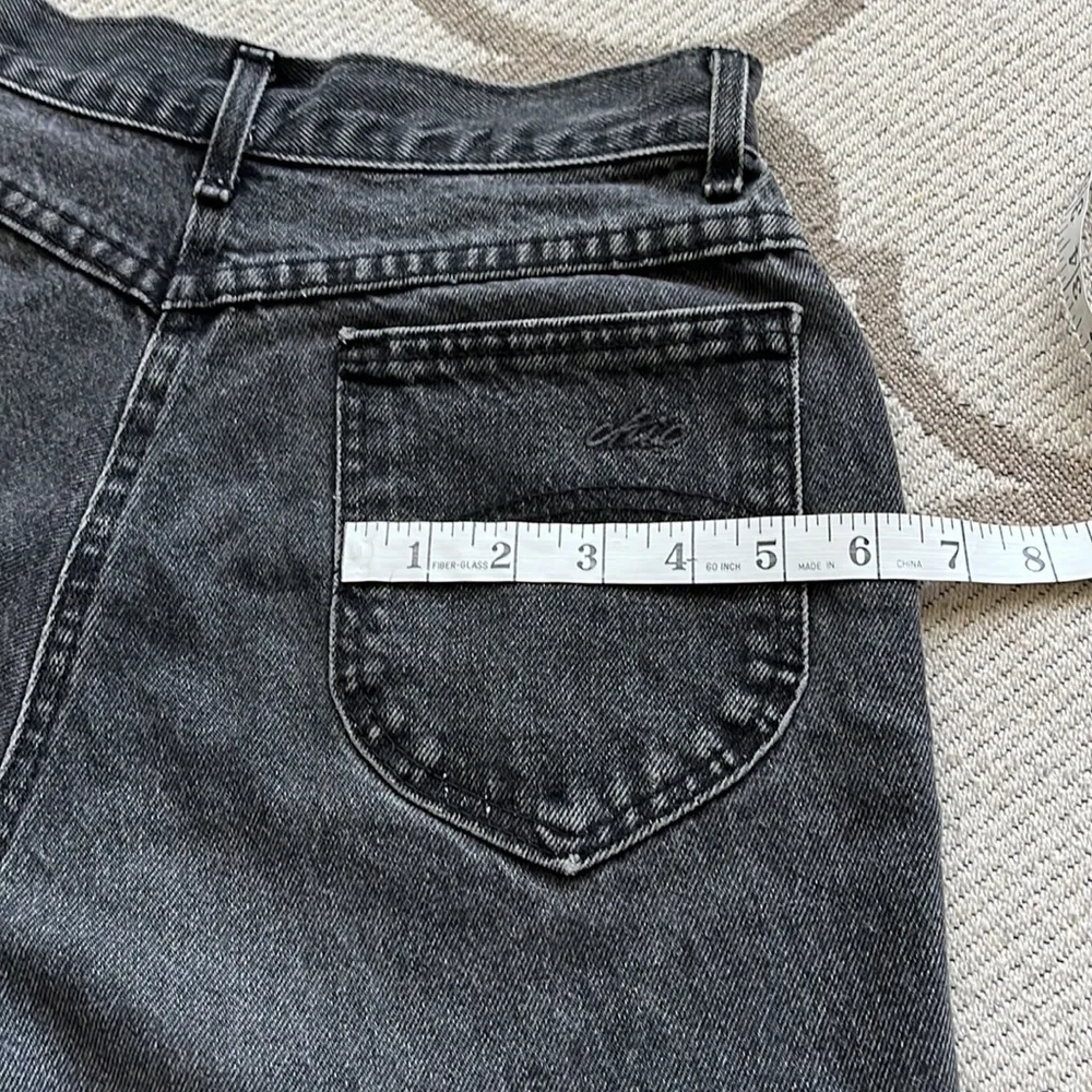 βοΈ Vintage Chic Retro distressed high rise black cutoff 2β inseam Jean shorts Size undefined - Image 14