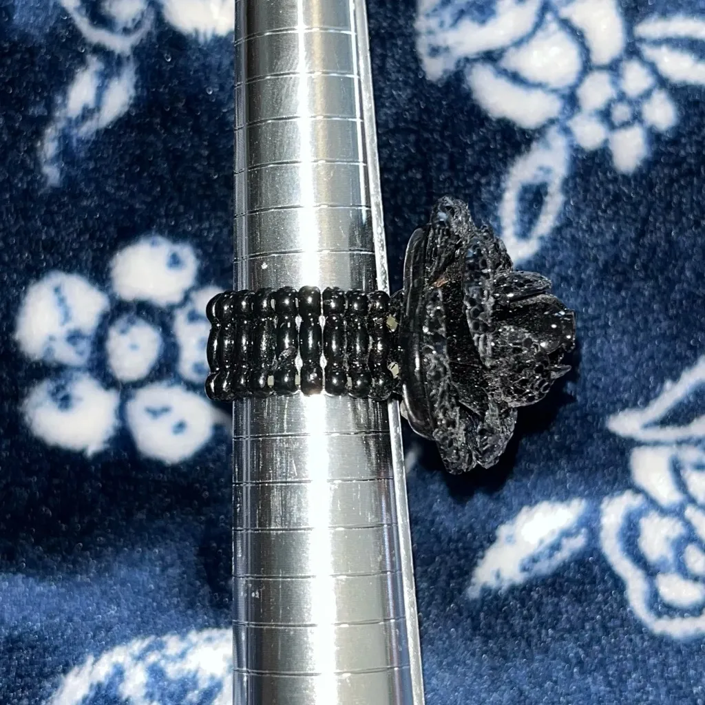 Vintage Sparkly Black Glitter Camellia Rose Stretch Ring - Image 5
