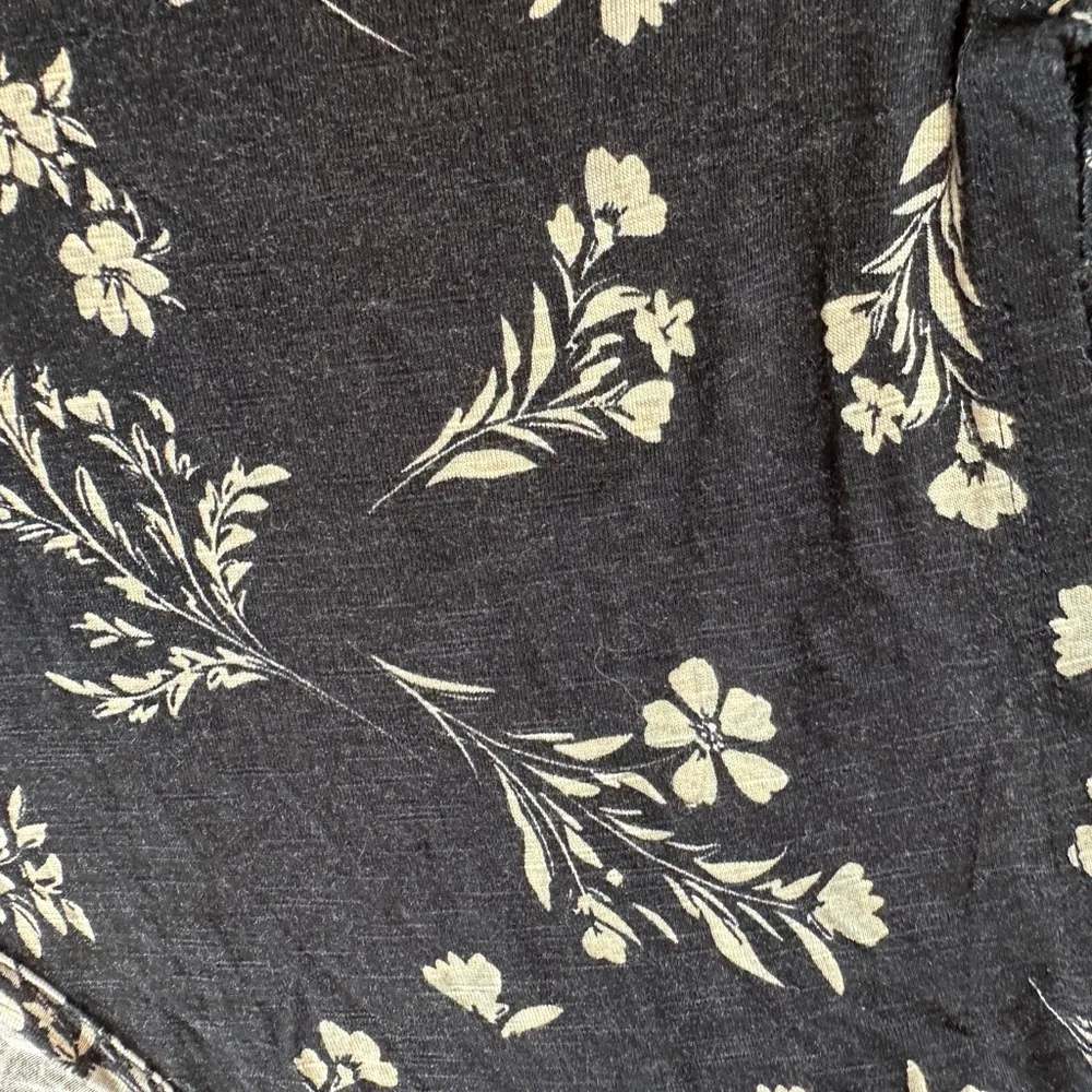 24/7 Maurices Floral Smocked Hem Tee Shirt size large - Image 3