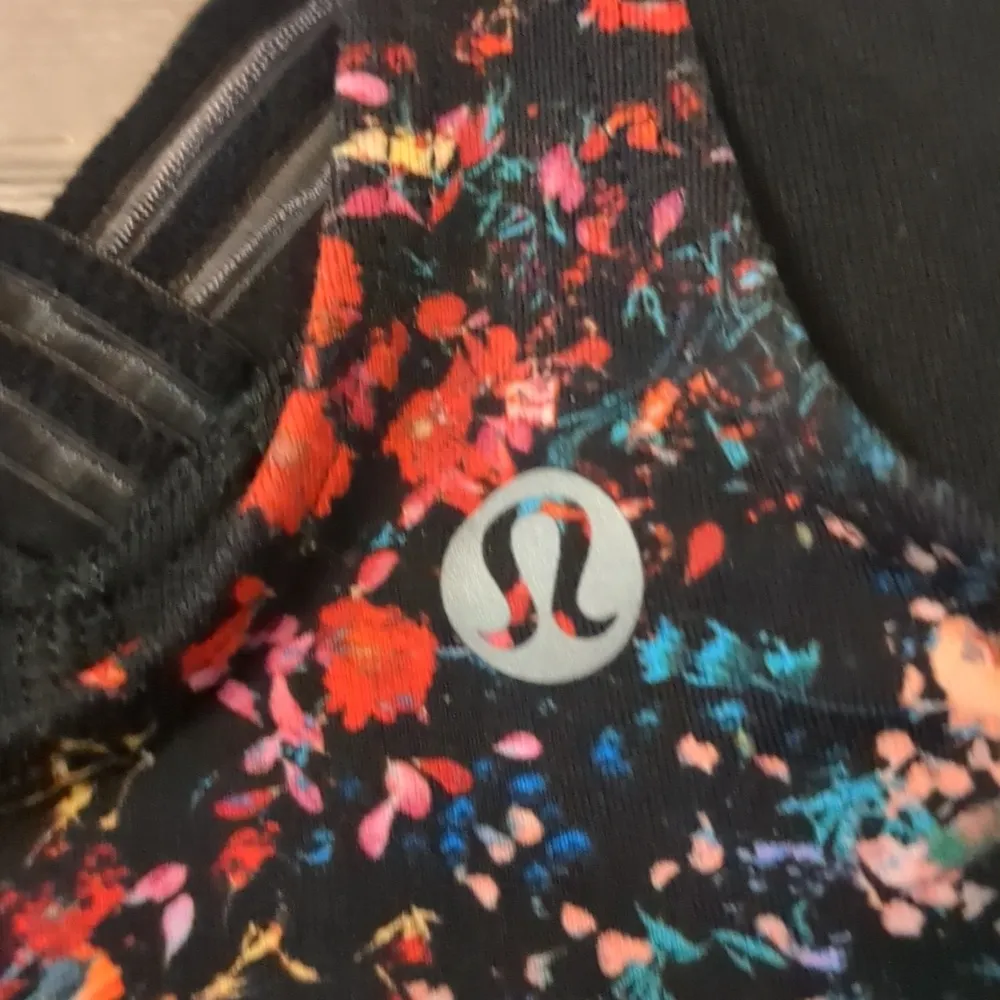 Lululemon flowerescent multi/black find focus bra size 6 - Image 4