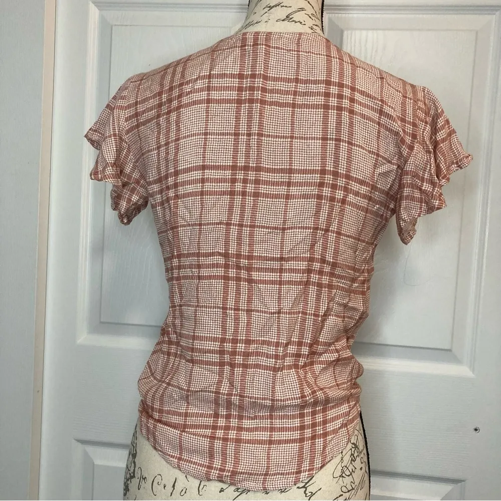 Sim & Sam NWOT  Cropped Flutter Sleeve Button Up - Image 4