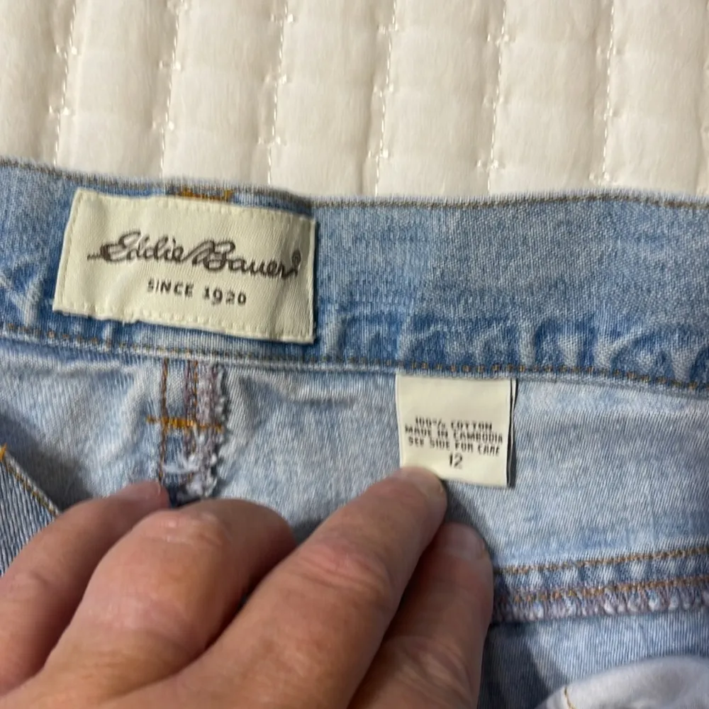 Eddie Bauer Light Wash Cropped Jeans Size 12 - Image 4