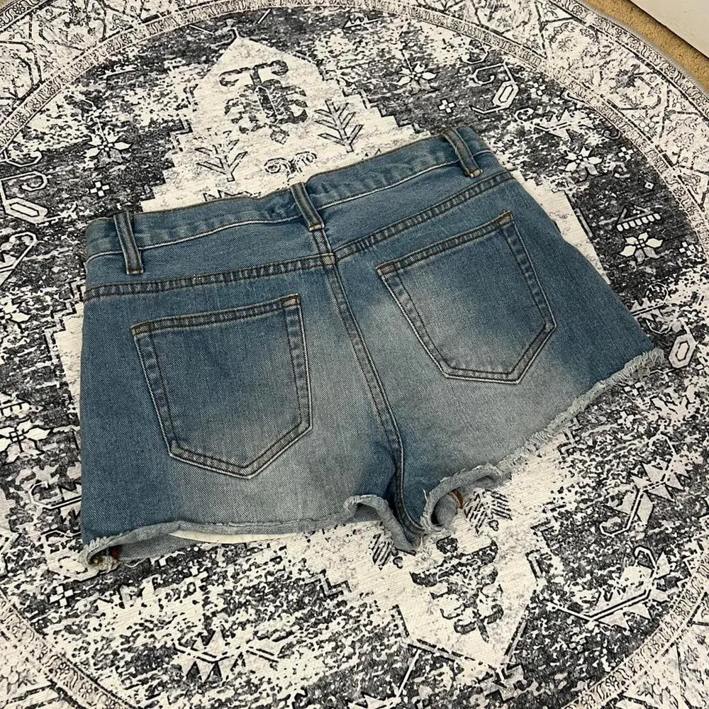 Y2k Forever 21 Studded High Waisted Denim Shorts - Size 28 - Image 4