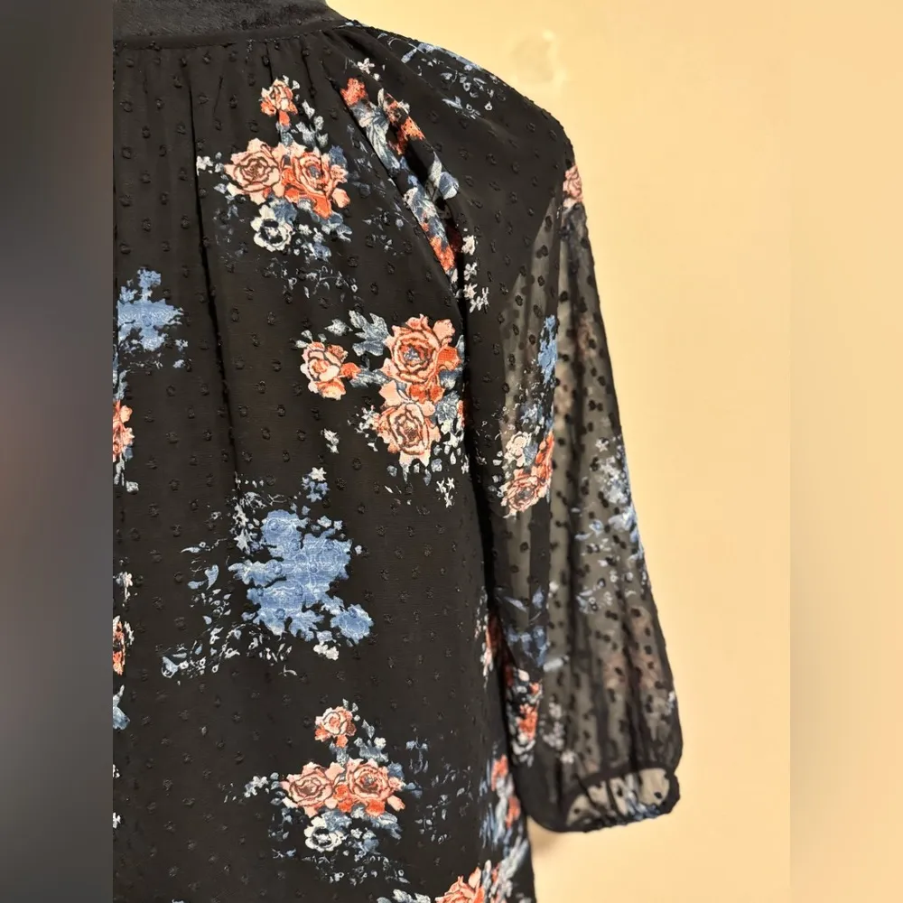 EUC BKE Boutique Black and Pink Floral V Neck Blouse size XS - Image 7