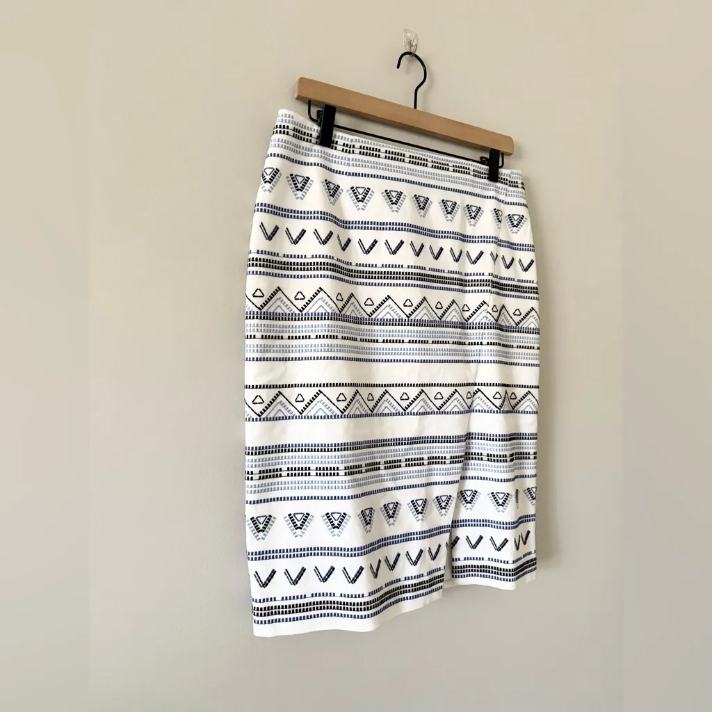 White House Black Market Pencil Skirt in White with Blue Geo Embroidery Size 8 - Image 3