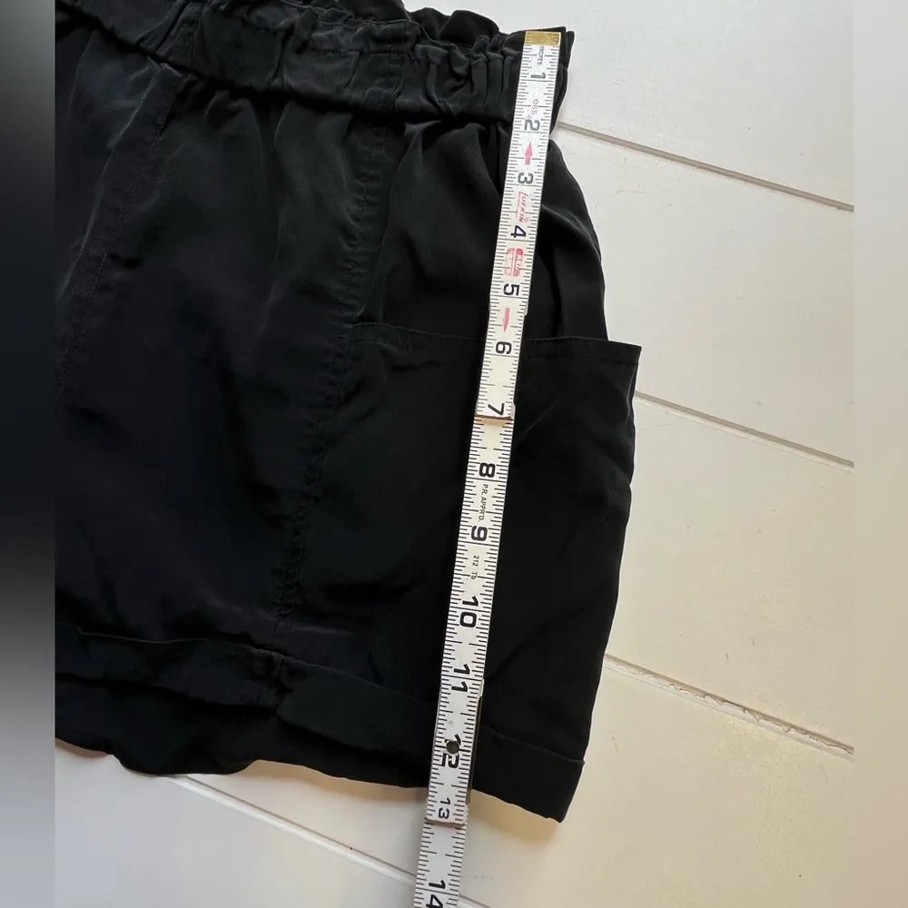 Aritzia Wilfred Silk Pull on black ruffled waist with side pockets size small - Image 6