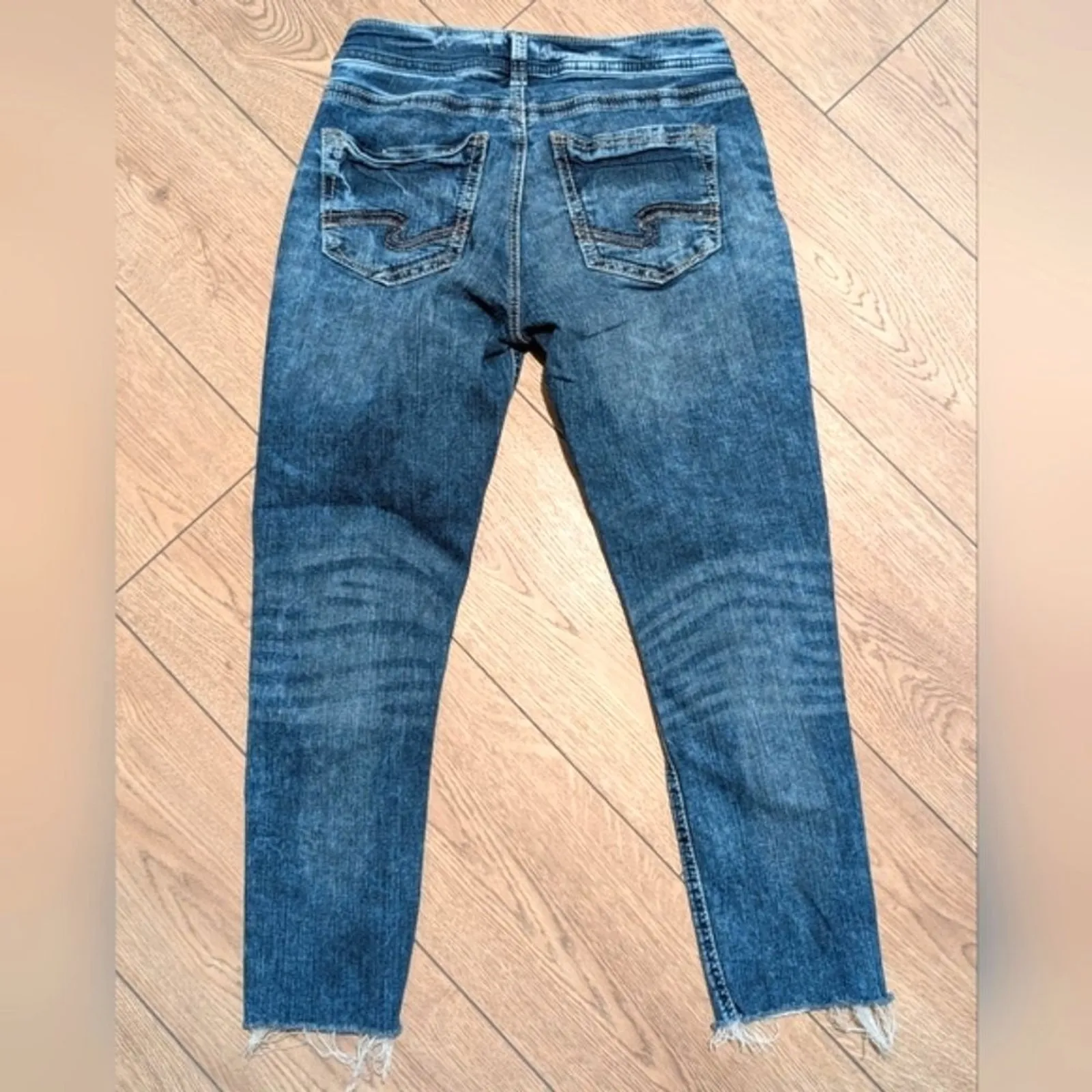 Silver Jeans Girlfriend Size 27 x 29 Skinny Ripped‎ Acid Wash Raw Hem Denim - Image 4