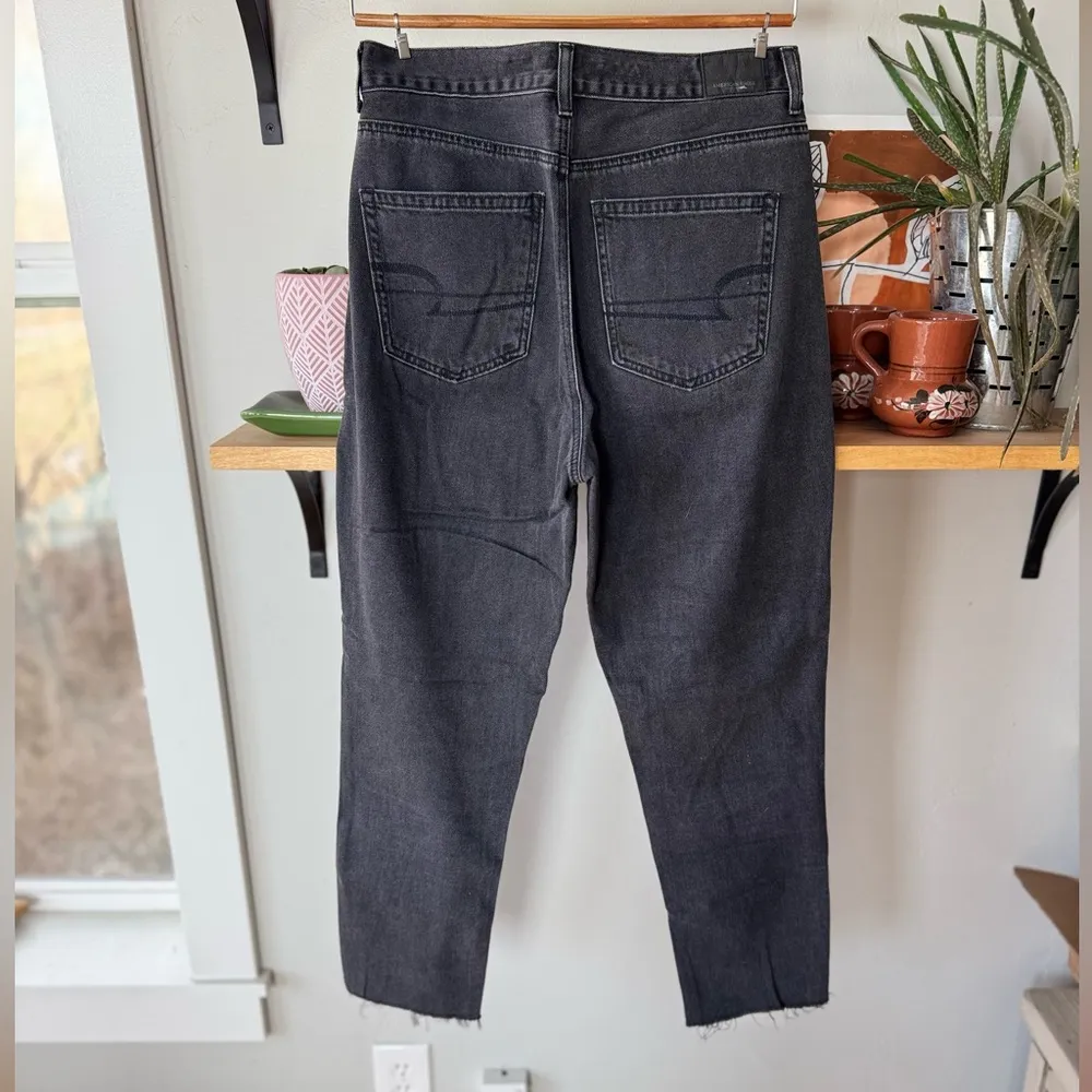 American Eagle Faded Black High Rise Mom Jean Straight Leg Raw Hem Size 6 - Image 3