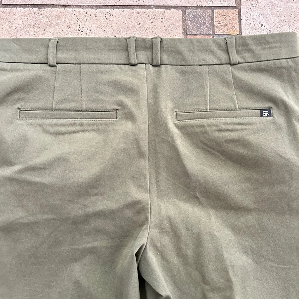 Like new Banana Republic women Pants in Olive size 6 - Image 5