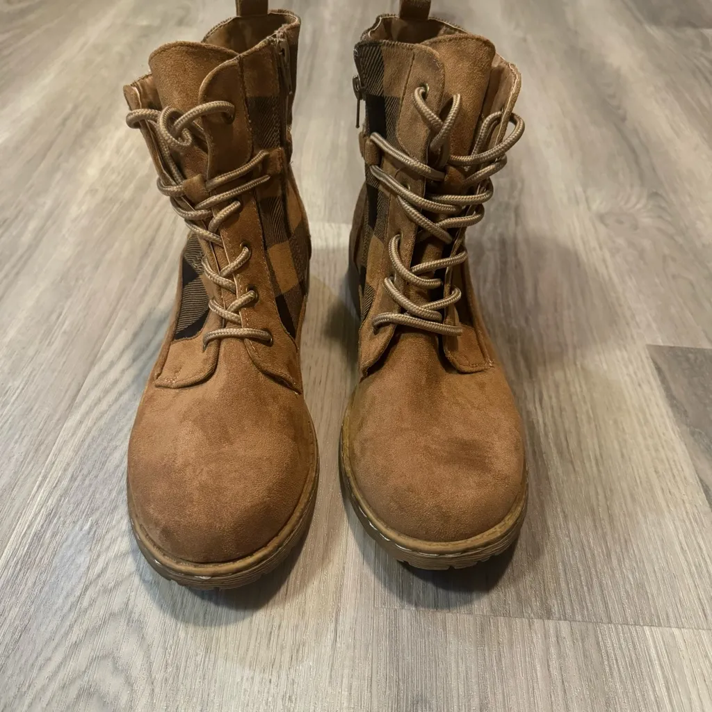 Women’s 9.5 tan and plaid lace up faux suede boots - Image 5