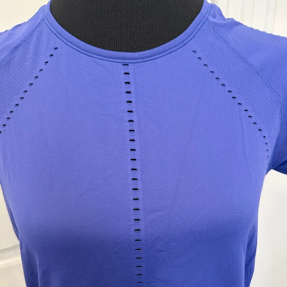 Athleta In Motion Perforated Short Sleeve Workout Shirt Medium - Image 2