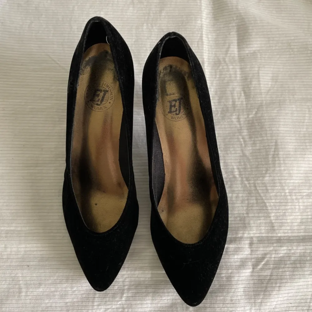 Black Velvet low heel pumps Size 6 - Image 4