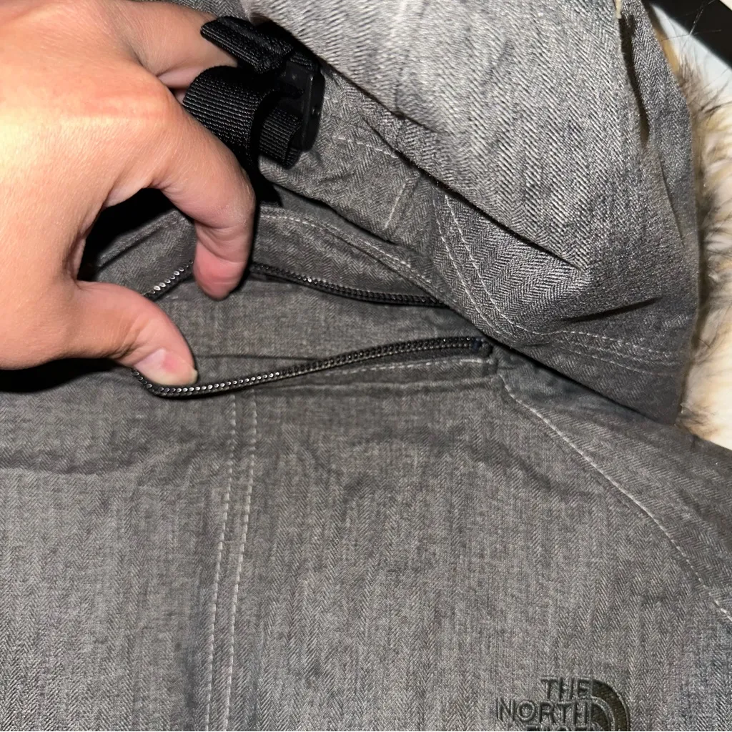 The North Face Women's Charcoal Dark Gray Heavy Hooded Parka Size Medium - Image 13