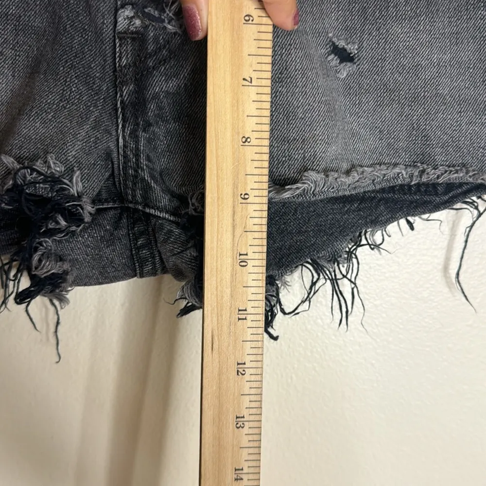 Levi’s 501 distressed black denim cut off shorts size 24 western Y2K booty - Image 5