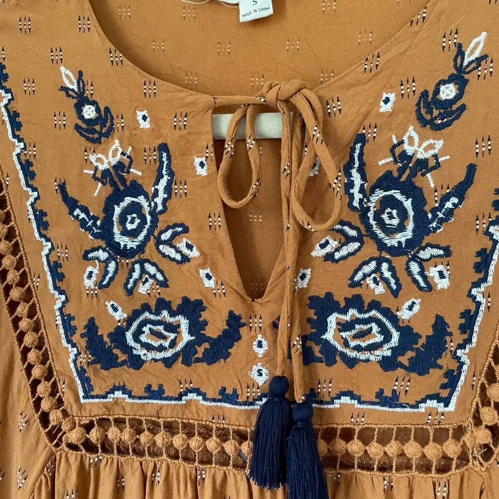 Love Stitch boho burnt yellow blouse ~ embroidered tie front ~ women’s size S - Image 4