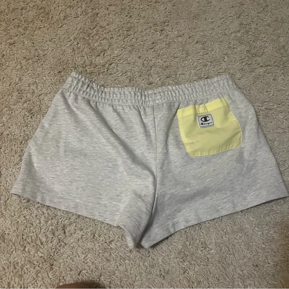 Champion sweat shorts size large - Image 4