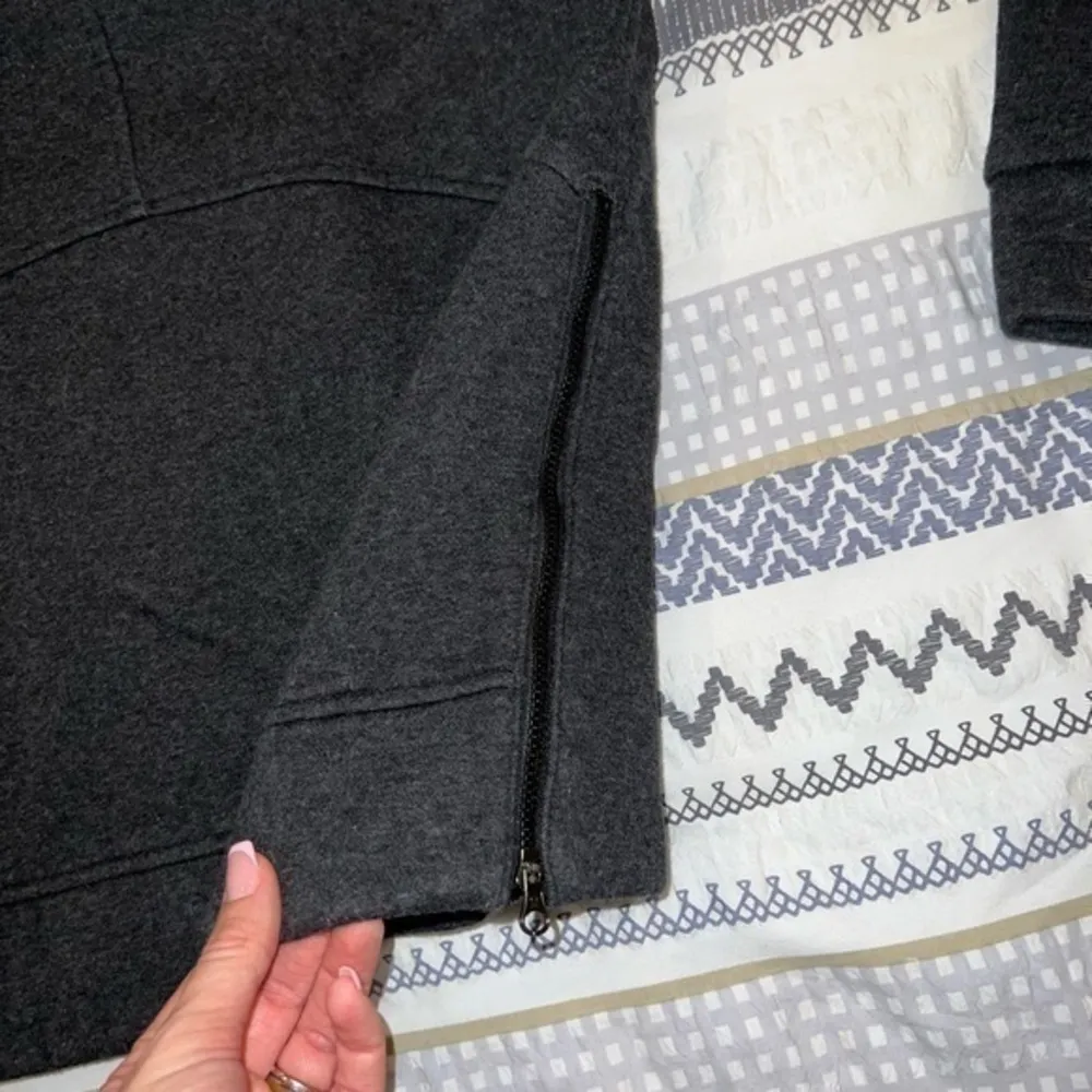 LULULEMON sweater with size zippers and hidden‎ pocket size 2 - Image 6