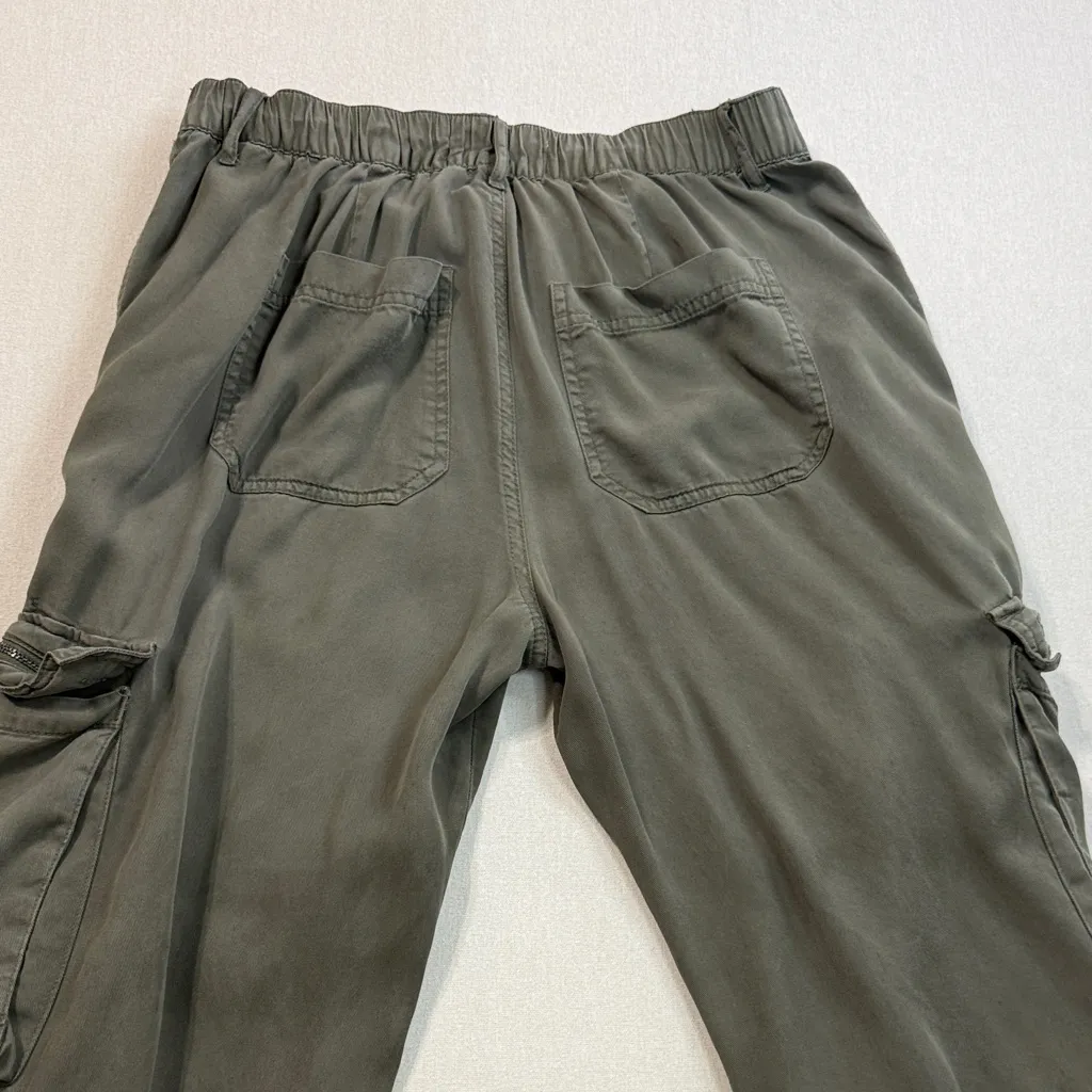 Stylish Women's Cargo Jeans in Green Size M - Image 2