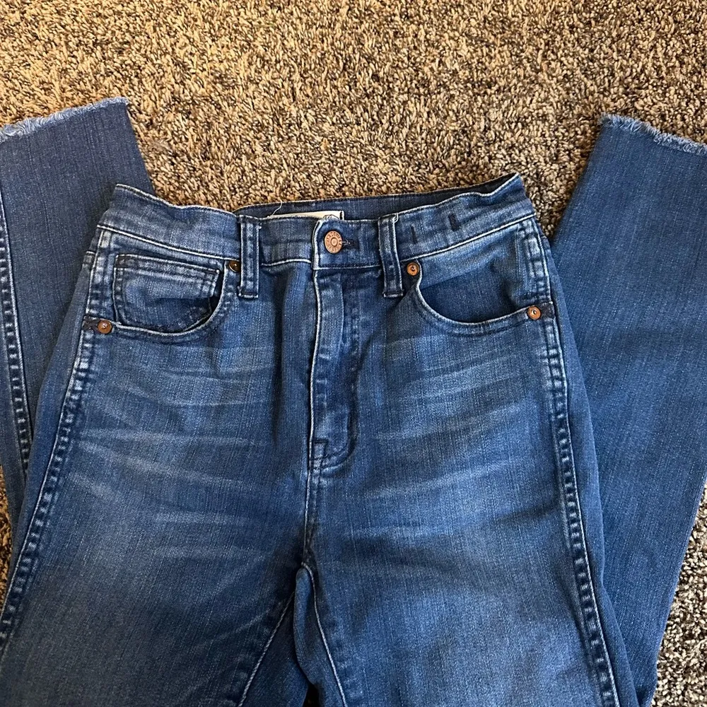 Madewell 10” high riser skinny skinny size 26, medium wash with raw hem - Image 6