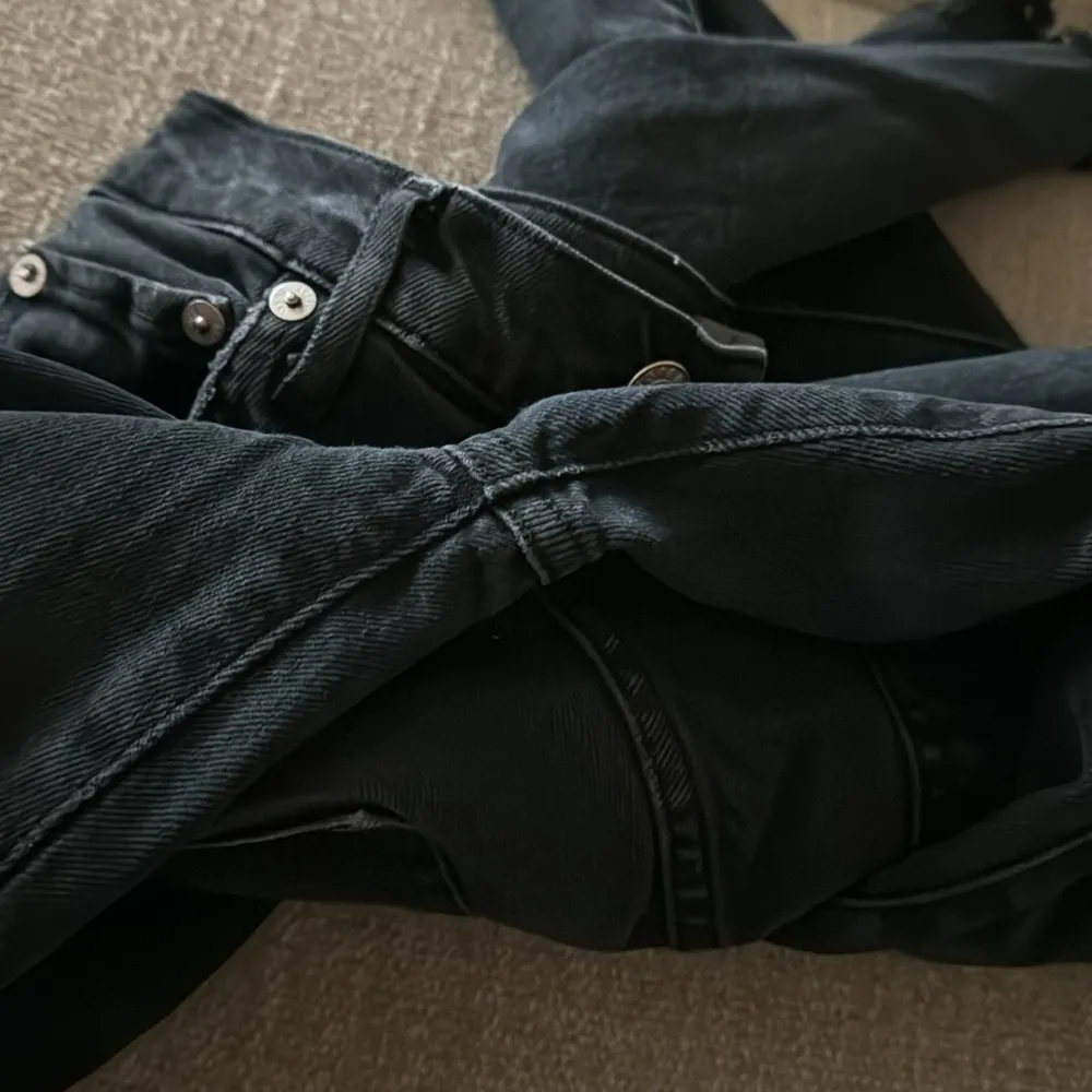 AGOLDE Toni Mid Rise Straight Leg Raw Hem Jeans in Black Feral Wash Size 24 - Image 6