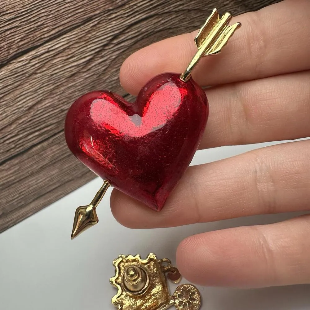 Wheelbarrow Of Hearts / Cupid’s Bow Heart Lot Of 2 Brooch Pin Red Gold Tone - Image 7