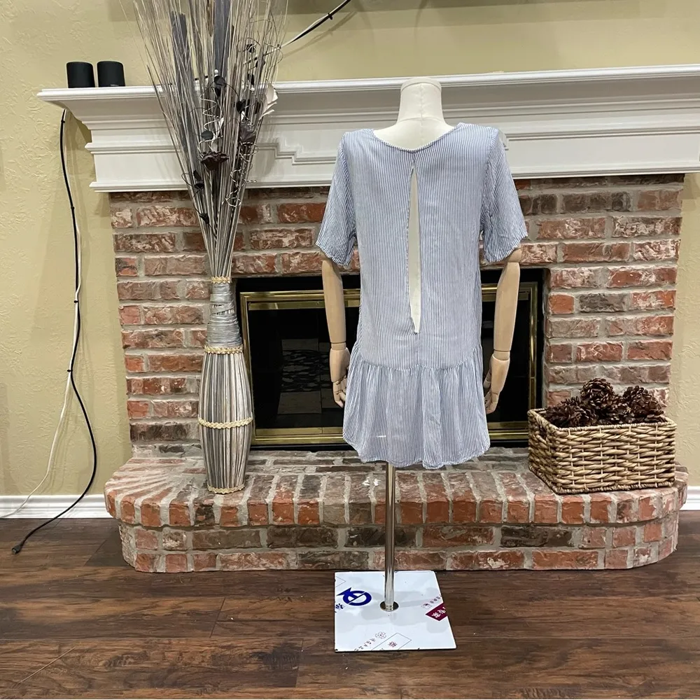 Caramela light blue and white pinstriped peplum blouse w/keyhole back / L / EUC - Image 8