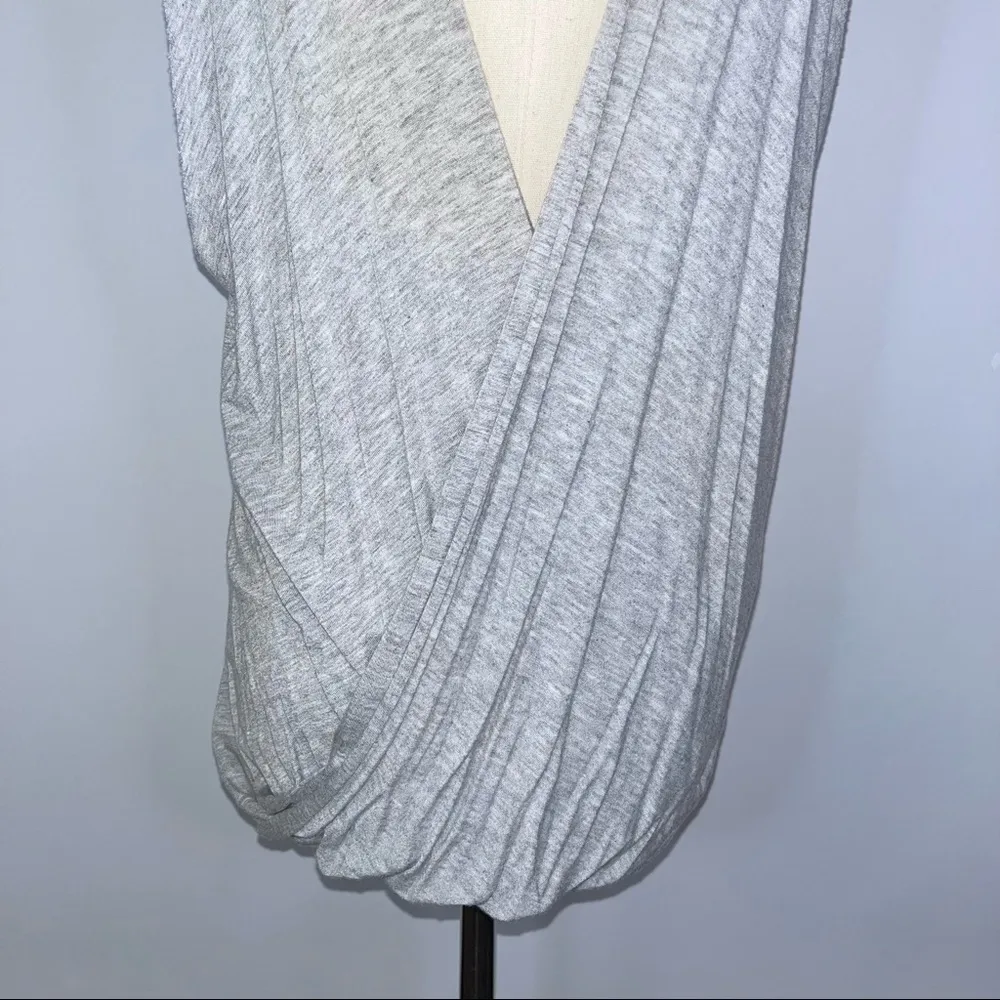THE BUCKLE //  Heathered Gray Open Back Graphic Tank Top Medium - Image 9